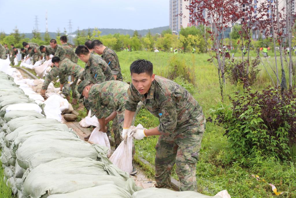 “空軍藍”筑起防洪堤壩——北部戰(zhàn)區(qū)空軍快速展開抗洪救災(zāi)行動見聞