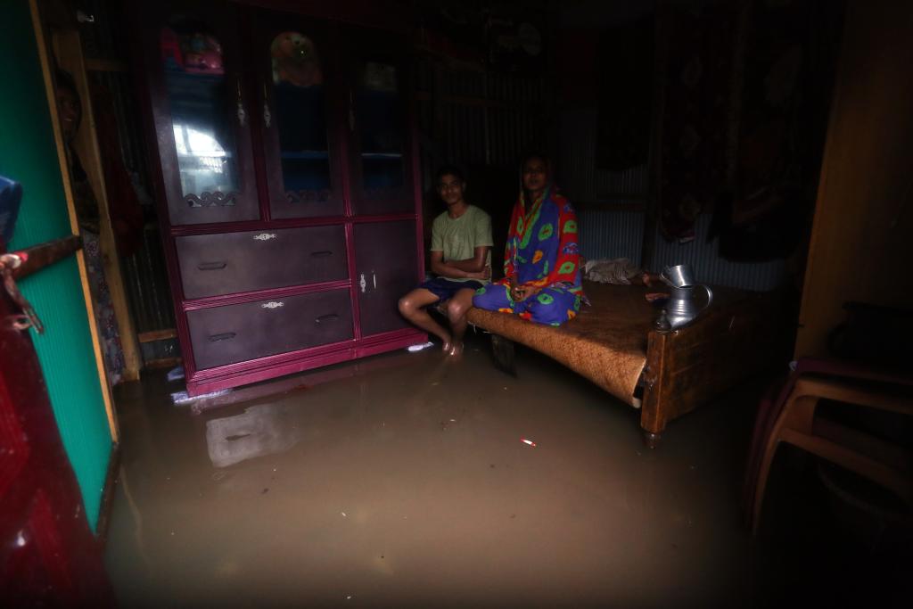 孟加拉國(guó)吉大港地區(qū)遭暴雨襲擊