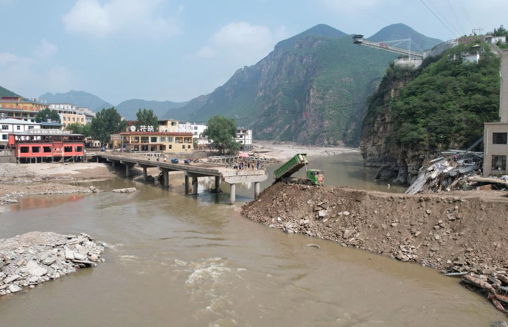 新華全媒+丨河北淶水：部分因?yàn)?zāi)阻斷道路達(dá)到基本通行條件