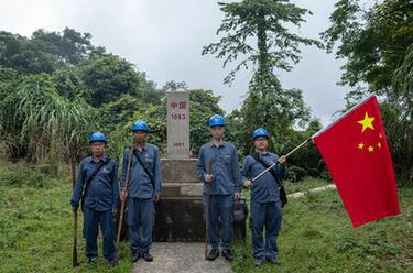 國(guó)道之行 從雪山奔向大海｜49年，他們帶著國(guó)旗走了25萬(wàn)公里