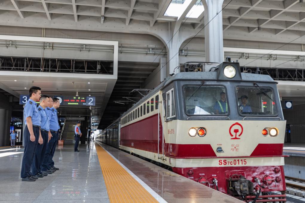 暑運中的堅守 護航旅客平安出行