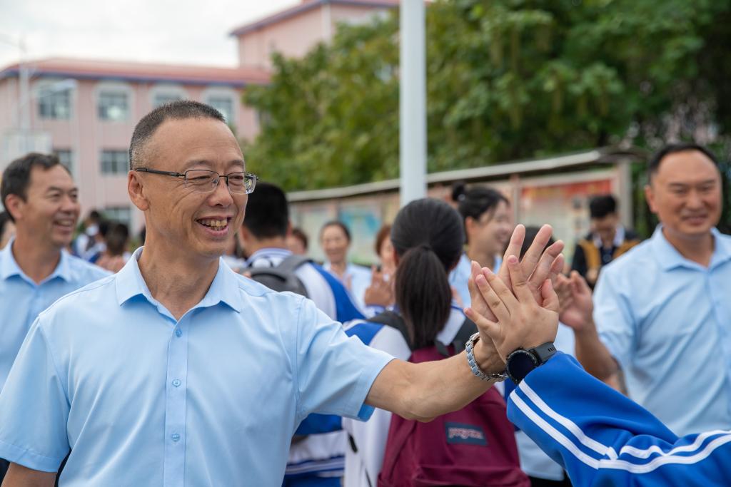 新華全媒+丨災(zāi)后如期開學 又聞瑯瑯讀書聲