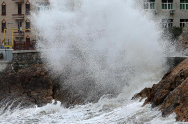 浙江溫嶺：臺(tái)風(fēng)“海葵”近 沿海掀巨浪