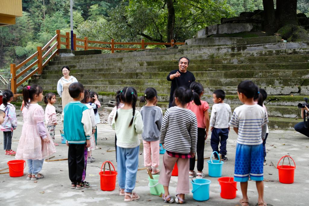 白天帶小學(xué)生 晚上教“大”學(xué)生——堅守苗寨講臺三十年的潘先鋒