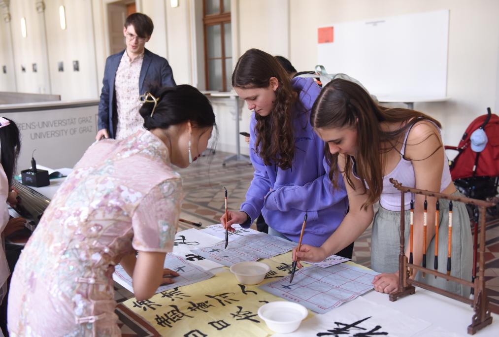 奧地利格拉茨大學(xué)孔子學(xué)院舉辦中國文化體驗(yàn)活動