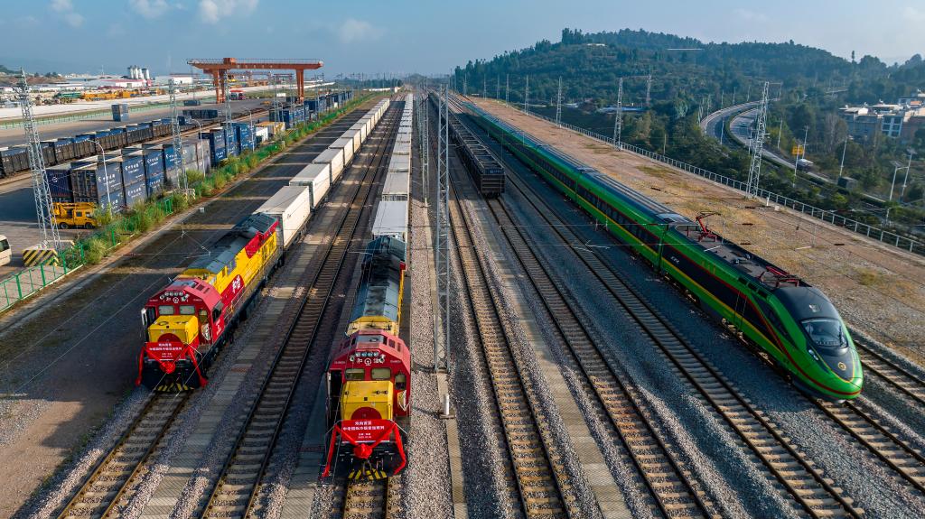 中老中越鐵路國際冷鏈貨運班列雙向首發(fā)