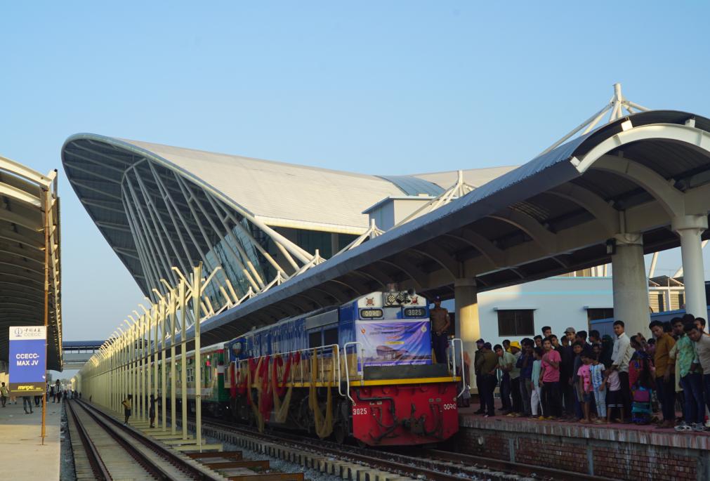 中企承建孟加拉國(guó)重要鐵路項(xiàng)目舉行通車儀式