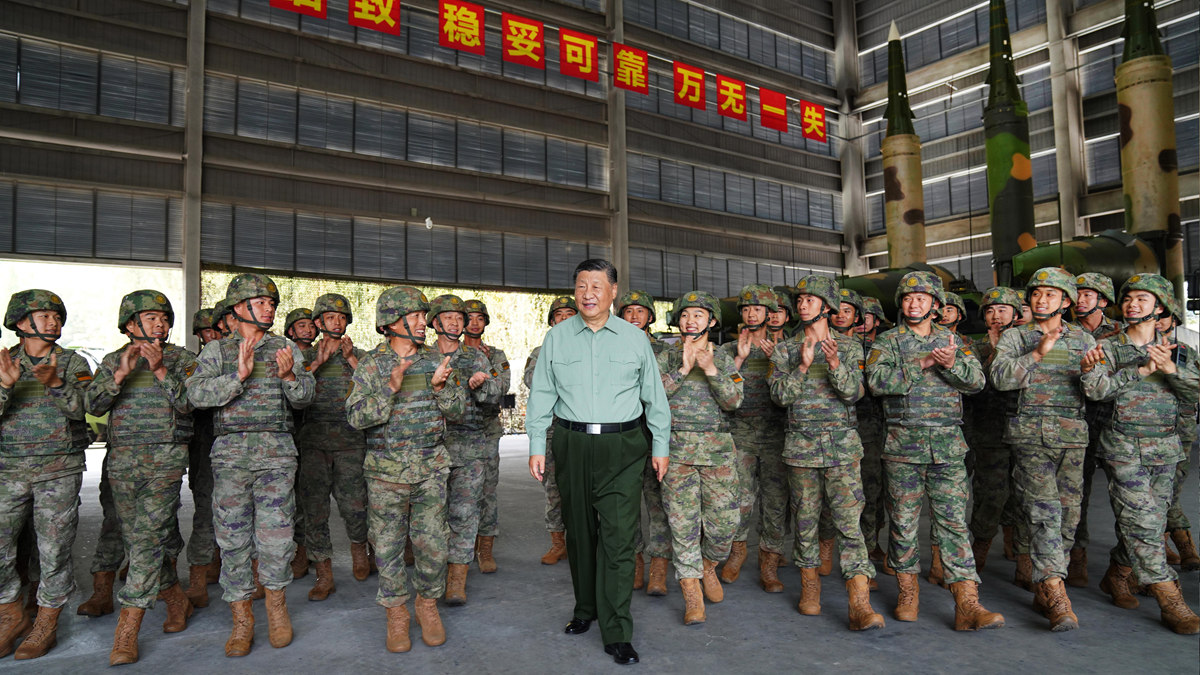 習(xí)近平視察火箭軍某旅