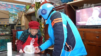 “00后”外賣小哥無償為3位獨居老人送餐百天