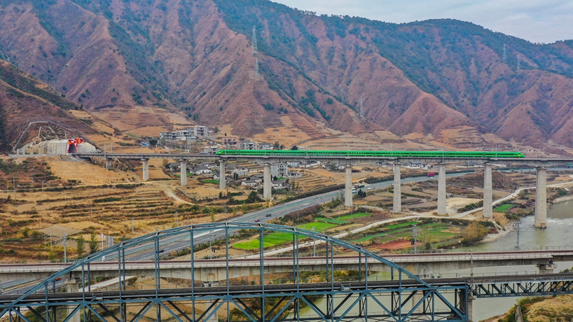 新路騰躍橫斷山——寫在新成昆鐵路全線通車之際